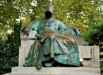 hungary/vac/landmark/statue-of-anonymous
