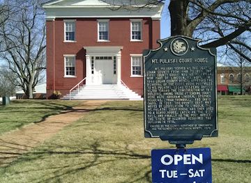 illinois/prairie-state/landmark/mount-pulaski-courthouse-state-historic-site