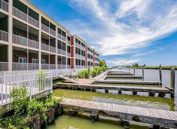 florida/apalachicola/landmark/water-street-hotel-marina-ascend-hotel-collection