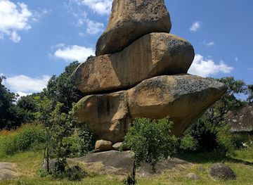 zimbabwe/harare/landmark/epworth-balancing-rocks