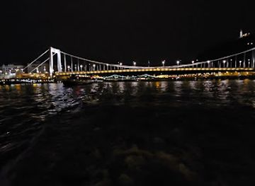 hungary/budapest/landmark/meeting-point-budapest-danube-legend-cruise