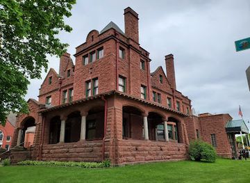 wisconsin/driftless-area/landmark/al-ringling-mansion