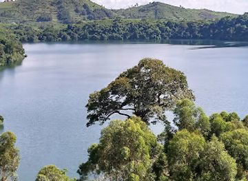 uganda/rwenzori-mountains-national-park/landmark/lake-nkuruba-nature-reserve-community-campsite