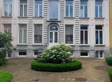 belgium/wallonia/landmark/house-of-giants