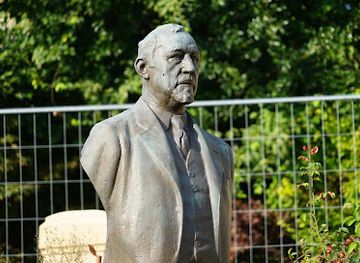 belgium/arlon/landmark/statue-de-paul-reuter
