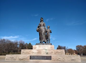 oklahoma/lake-and-trail-country/landmark/pioneer-woman