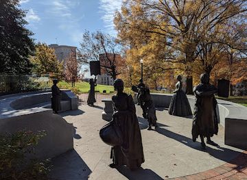 virginia/central-virginia/landmark/virginia-women-s-monument-voices-from-the-garden