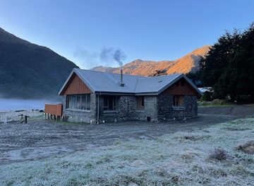 new-zealand/mount-aspiring-national-park/landmark/aspiring-hut