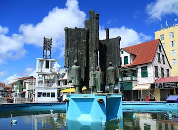 suriname/para-district/landmark/vaillantsplein