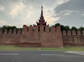 အရှေ့ဘက်နန်းမြို့ရိုး