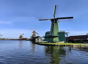 netherlands/zaanse-schans/landmark/windmill-boats-dock-boat-tour