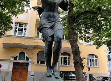 Mädchen mit Seehund Brunnen