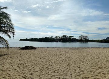 guatemala/caribbean-coast/landmark/placencia-municipal-pier-plaza