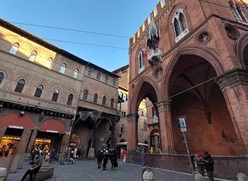 italy/bologna/landmark/piazza-della-mercanzia