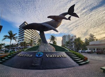 mexico/puerto-vallarta/marina-vallarta/landmark/monumento-las-ballenas