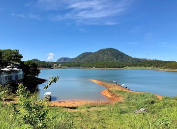 vietnam/dalat/tuyen-lam-lake/landmark/tuyen-lam-lake-boating