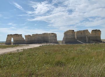 kansas/central-plains/landmark/monument-rocks