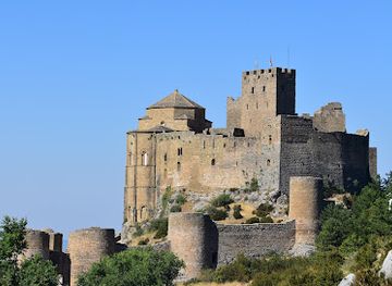 spain/pyrenees-mountains/landmark/loarre-castle