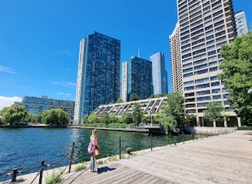 canada/toronto/harbourfront/landmark/harbour-square-park