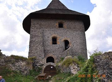 hungary/csallokoz/landmark/udvozlotabla-es-szent-kereszt-a-hazatert-falunak