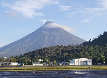 philippines/bicol-region/landmark/embarcadero-de-legazpi