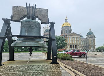 iowa/des-moines/east-village/landmark/liberty-bell-memorial