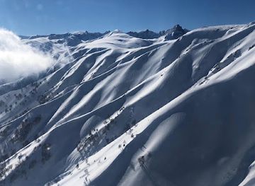 india/gulmarg/landmark/gulmarg-powder-guides