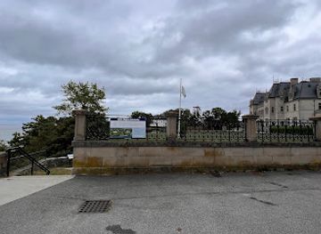 rhode-island/newport-cliff-walk/landmark/cliff-walk-ochre-court-entry-exit