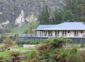 new-zealand/manawatu-wanganui/landmark/bridge-to-nowhere-lodge-tours-and-campground
