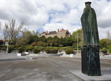 portugal/guimaraes/landmark/estatua-da-condessa-mumadona-dias