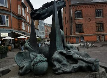 denmark/odense/landmark/den-flyvende-kuffert-eventyrskulptur