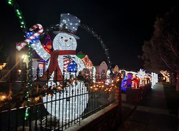 california/oxnard/landmark/christmas-tree-lane-oxnard