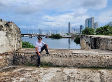 colombia/cartagena/getsemani/landmark/calle-de-las-sombrillas