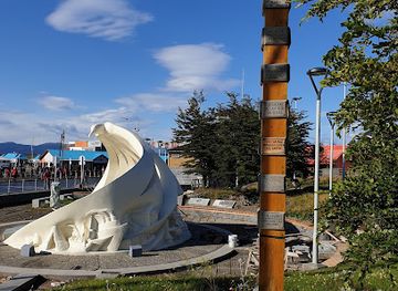 argentina/ushuaia/landmark/monumento-antiguos-pobladores