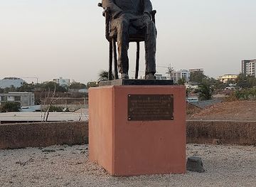 senegal/dakar/point-e/landmark/statue-de-leopold-sedar-senghor