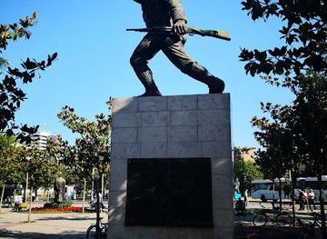 albania/durres/landmark/the-unknown-soldier-statue-ushtari-i-panjohur
