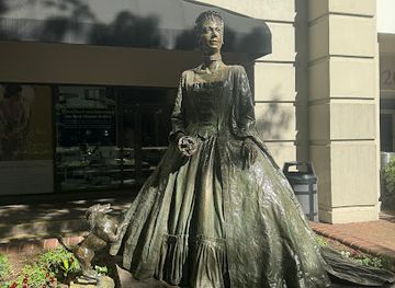 north-carolina/charlotte-metro/landmark/queen-charlotte-walks-in-her-garden-statue