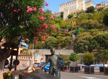 monaco/monte-carlo-beach/landmark/juan-manuel-fangio-statue