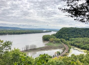 iowa/driftless-area/landmark/effigy-mounds-national-monument-visitor-center