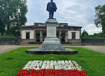 italy/lucca/landmark/statue-of-king-vittorio-emanuele-ii