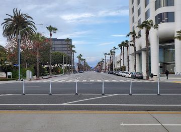 california/santa-monica/downtown-santa-monica/landmark/santa-monica-statue