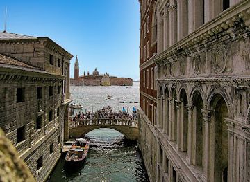 italy/venice/landmark/bridge-of-sighs