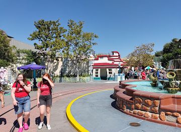 california/anaheim/downtown-disney-district/landmark/disneyland-esplanade