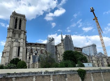 france/centre-val-de-loire/landmark/archaeological-crypt-of-the-ile-de-la-cite
