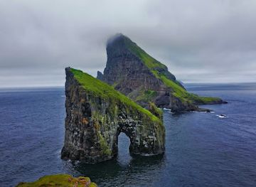 faroe-islands/norooyar/landmark/tindholmur