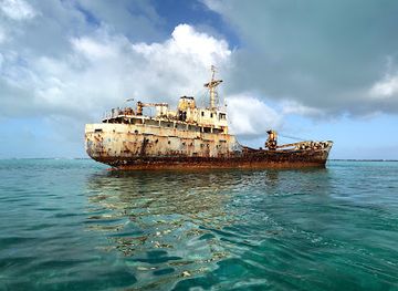 turks-and-caicos-islands/south-caicos/landmark/la-famille-express-shipwreck