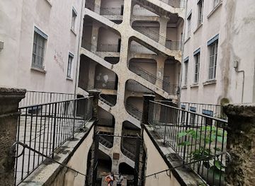 france/rhone-alpes/landmark/traboule-et-cour-des-voraces