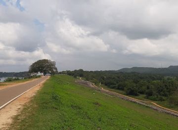 sri-lanka/minneriya-national-park/landmark/minneriya-tank-bund