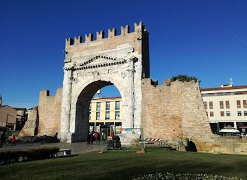 italy/rimini/landmark/marinando-in-barca-tra-le-arcate-del-ponte
