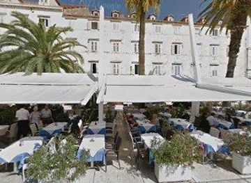 croatia/split/landmark/obala-hrvatskog-narodnog-preporoda-9